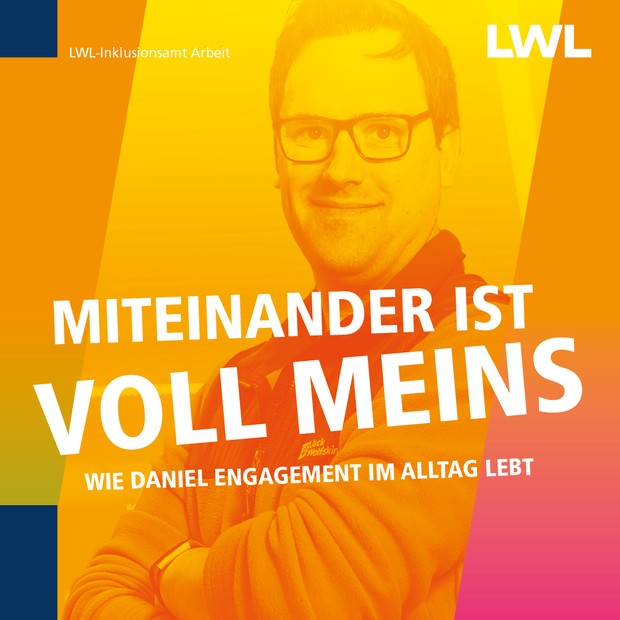 "Miteinander ist voll meins" Ein Mann mit Brille lächelt mit verschränkten Armen in die Kamera. "Miteinander ist voll meins" Ein Mann mit Brille lächelt mit verschränkten Armen in die Kamera.