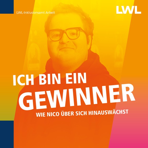 "Ich bin ein Gewinner!" Ein junger Mann mit Brille, der einen schwarzen Pullover trägt. "Ich bin ein Gewinner!" Ein junger Mann mit Brille, der einen schwarzen Pullover trägt.
