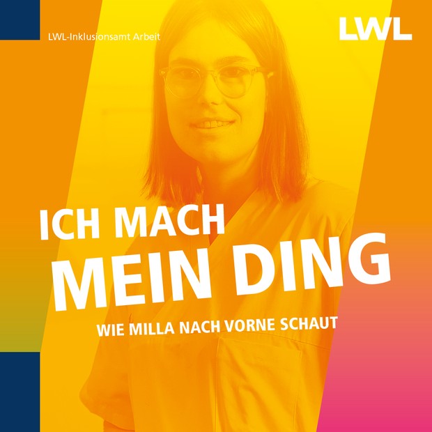 Eine junge Frau mit Brille. Sie trägt eine Krankenhausuniform. Eine junge Frau mit Brille. Sie trägt eine Krankenhausuniform.